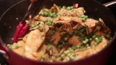 Tavuk göğsünü mantarlı ve bezelyeli hazırlıyorum.