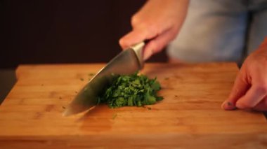 Kadın elleri taze maydanozları doğruyor.