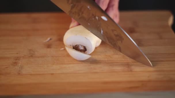 Nóż Tnący Szefa Kuchni Drewnianej Desce — Wideo stockowe