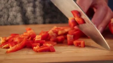 Kadın elleri evde kırmızı dolma biber kesiyor. Yakın çekim.