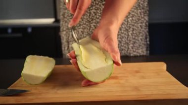 Kadın elleri evde kabak oyuyor.