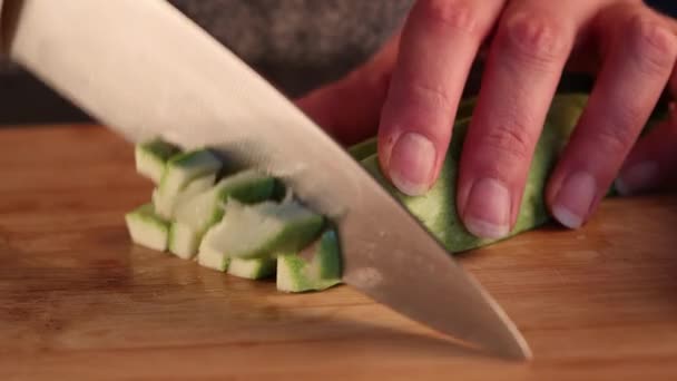 Kvinna Händer Skära Zucchini Hemma Närbild — Stockvideo