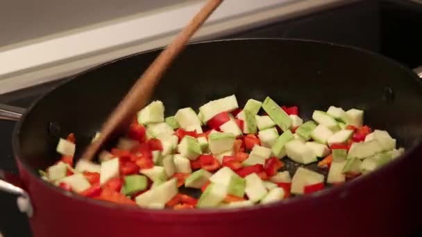 Las Verduras Salteadas Pimiento Rojo Calabacín Cierran Cacerola — Vídeos de Stock