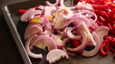 Baharatlı kırmızı çan biberi. Kırmızı soğan kavrulmaya hazır.