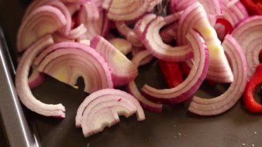 Baharatlı kırmızı çan biberi. Kırmızı soğan kavrulmaya hazır.