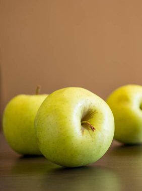 Mutfak masasında bir sürü yeşil elma var.