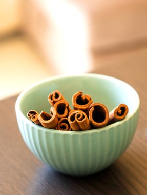 Masadaki küçük mavi kasede tarçın çubukları