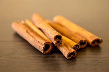 Tarçın çubukları koyu arkaplanı kapatır