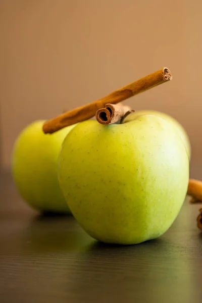 Maçãs Verdes Frescas Com Paus Canela Fechar — Fotografia de Stock