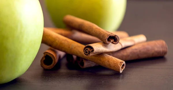 Maçãs Verdes Frescas Com Paus Canela Fechar — Fotografia de Stock