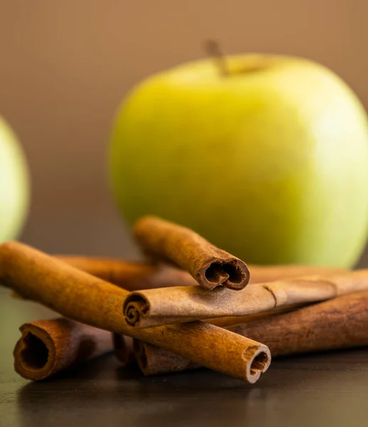 Pommes Vertes Fraîches Avec Bâtonnets Cannelle Gros Plan — Photo