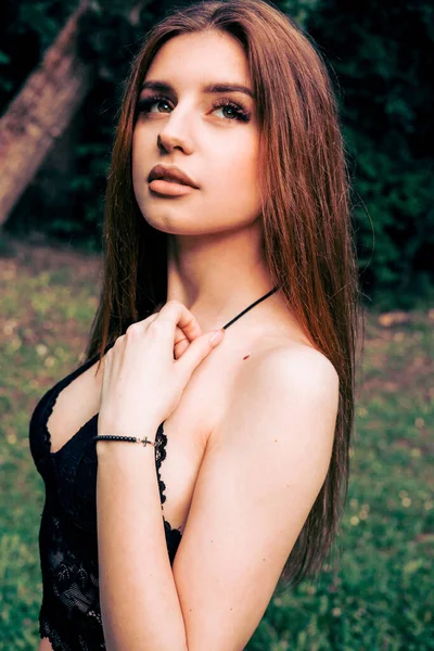 Красива Молода Жінка Довгим Волоссям Чорній Сукні Фоні Лісу — стокове фото