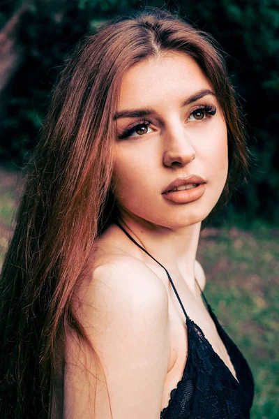 Bela Jovem Com Cabelo Comprido Vestido Preto Fundo Verde — Fotografia de Stock