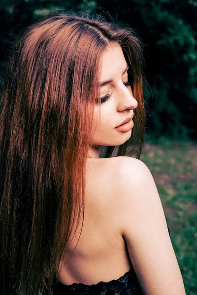 Beautiful Young Woman Long Hair Black Eyes Posing Park — Fotografia de Stock