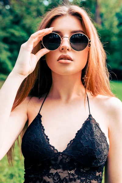 Портрет Красивої Молодої Жінки Сонцезахисних Окулярах — стокове фото