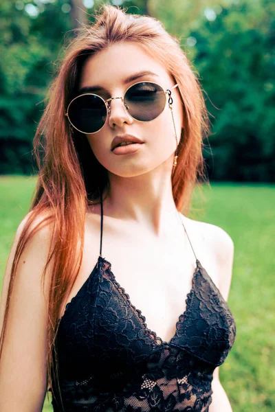 Güneş Gözlüklü Güzel Bir Genç Kadının Portresi — Stok fotoğraf
