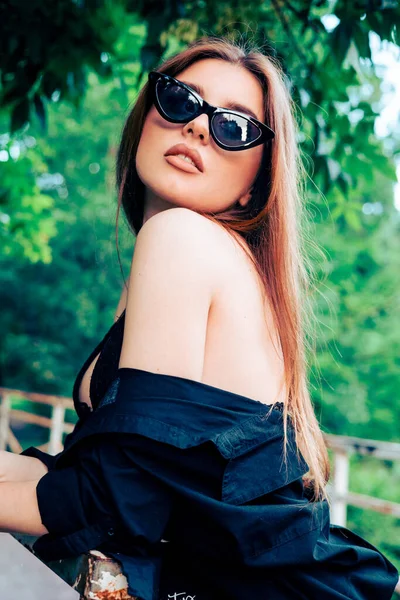 Retrato Uma Bela Jovem Mulher Óculos Sol — Fotografia de Stock