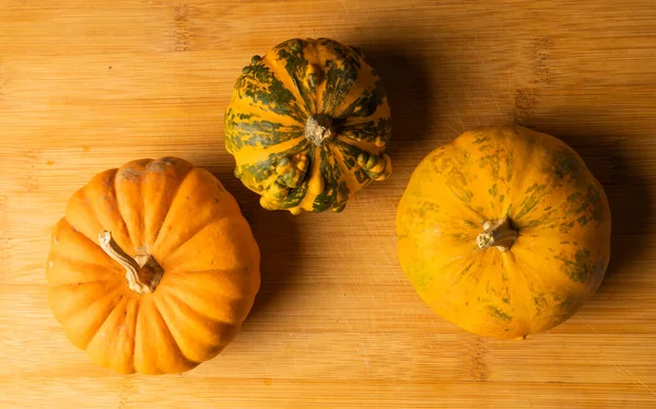 Calabazas Frescas Sobre Fondo Madera —  Fotos de Stock