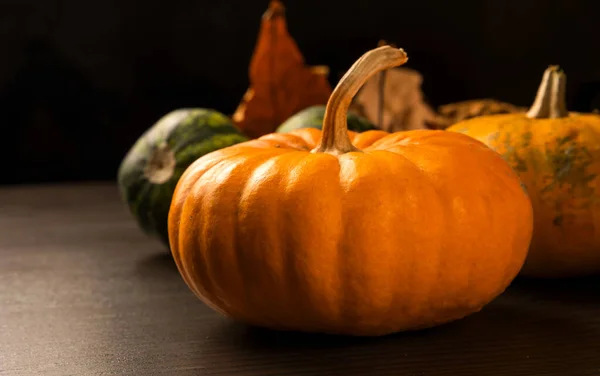 Calabazas Frescas Sobre Fondo Madera —  Fotos de Stock