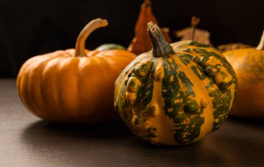 ahşap zemin üzerinde taze kabak