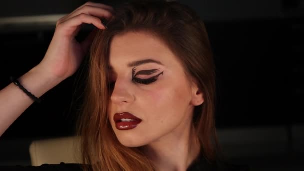 Cadılar Bayramı Nda Evde Makyaj Yapan Kadın Yakın Çekim — Stok video