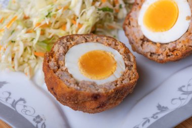 Ev yapımı İngiliz İskoç yumurtaları sosise sarılmış, yakın plan. 