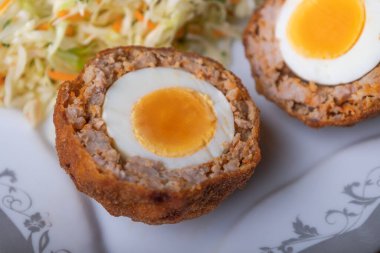 Ev yapımı İngiliz İskoç yumurtaları sosise sarılmış, yakın plan. 