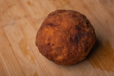 Ev yapımı İngiliz İskoç yumurtaları sosise sarılmış, yakın plan. 