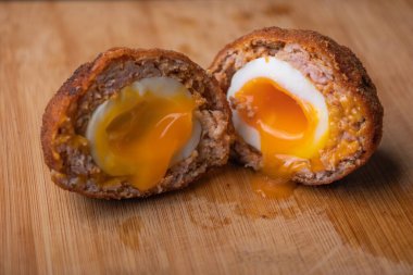 Ev yapımı İngiliz İskoç yumurtaları sosise sarılmış, yakın plan. 