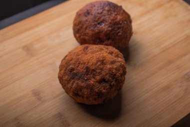 Ev yapımı İngiliz İskoç yumurtaları sosise sarılmış, yakın plan. 