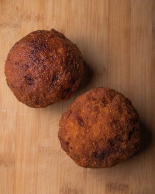 Ev yapımı İngiliz İskoç yumurtaları sosise sarılmış, yakın plan. 