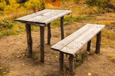 İspanya dağlarında manzaralı bir bank.