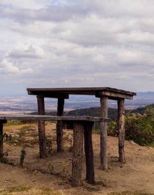 İspanya dağlarında manzaralı bir bank.