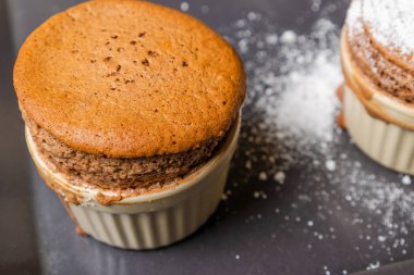 Mutfak masasında yapılmış çikolatalı sufle.