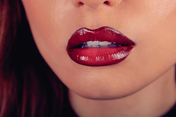 Vrouw Met Glanzende Rode Lippenstift Close — Stockfoto