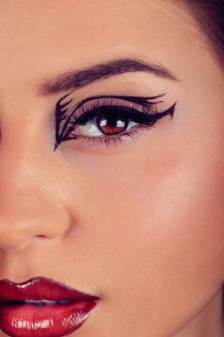 Stüdyoda cadılar bayramı makyajlı bir kadın.