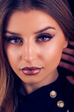 Stüdyoda cadılar bayramı makyajlı bir kadın.