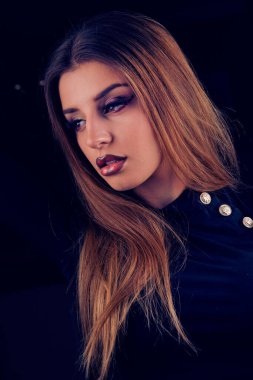 Stüdyoda cadılar bayramı makyajlı bir kadın.