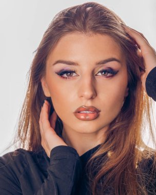 Stüdyoda cadılar bayramı makyajlı bir kadın.