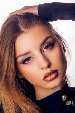 Stüdyoda cadılar bayramı makyajlı bir kadın.