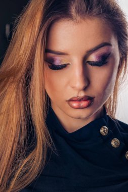 Stüdyoda cadılar bayramı makyajlı bir kadın.