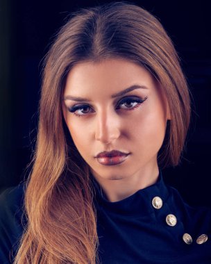 Stüdyoda cadılar bayramı makyajlı bir kadın.