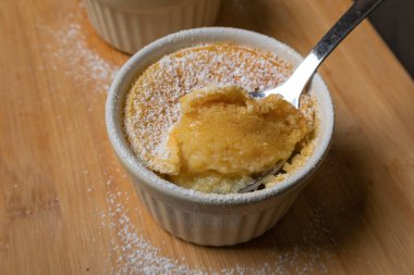 Şekerli ve kaşıklı ev yapımı vanilyalı puding