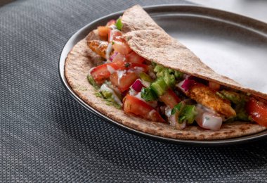 Tavuk ve domates soslu taco.