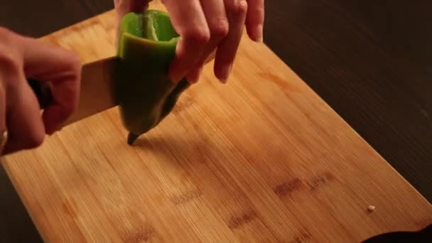 Vrouw Handen Snijden Groene Peper Houten Plank Thuis — Stockvideo