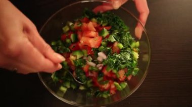 Domates sosunu cam kasede karıştırıyorum. Yakın plan.