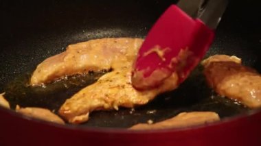 Tavada tavuk filesi pişiriyorum. Evdeki tavayı kapat.