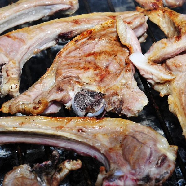 Costolette di maiale in un barbecue — Foto Stock