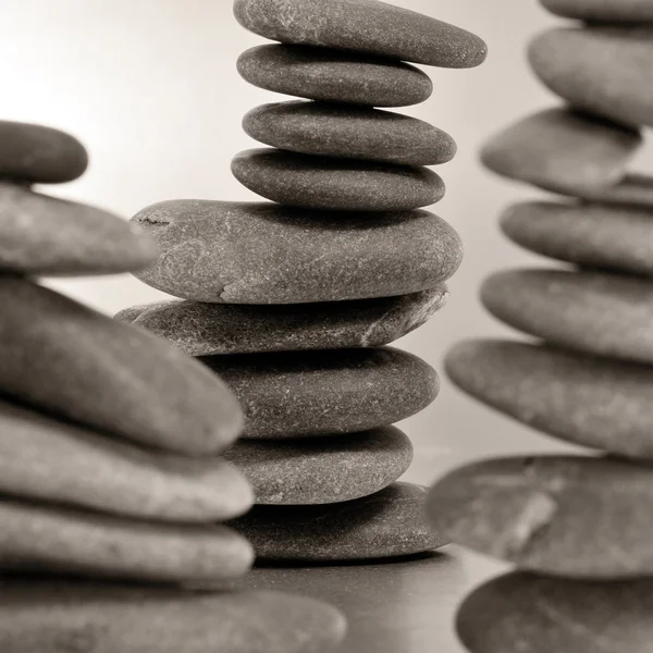 Сбалансированные дзен-камни — стоковое фото