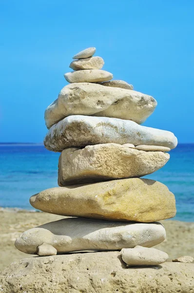 Stapel stenen op een strand — Stockfoto